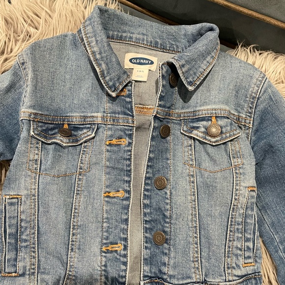 Denim jacket in excellent condition. Size small (6/7) - Picture 2 of 3